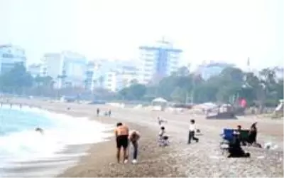Kısıtlamanın ve denizin keyfini turistler çıkardı Kısıtlamanın ve denizin keyfini turistler çıkardı