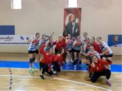 Mavi Kelebekler, çeyrek finalde Mavi Kelebekler, çeyrek finalde