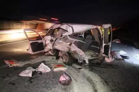 Otomobilin arkadan çarptığı ticari araçtaki karı-kocayı ölüm ayırdı Otomobilin arkadan çarptığı ticari araçtaki karı-kocayı ölüm ayırdı