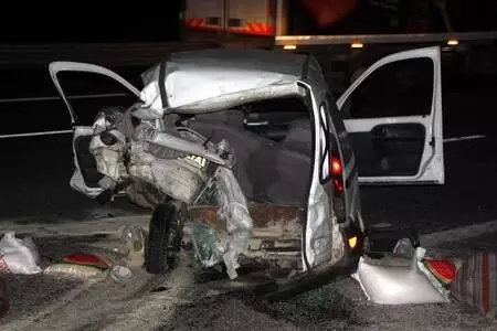 Otomobilin arkadan çarptığı ticari araçtaki karı-kocayı ölüm ayırdı Otomobilin arkadan çarptığı ticari araçtaki karı-kocayı ölüm ayırdı