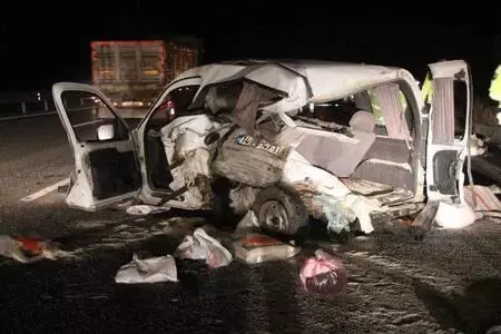 Otomobilin arkadan çarptığı ticari araçtaki karı-kocayı ölüm ayırdı Otomobilin arkadan çarptığı ticari araçtaki karı-kocayı ölüm ayırdı