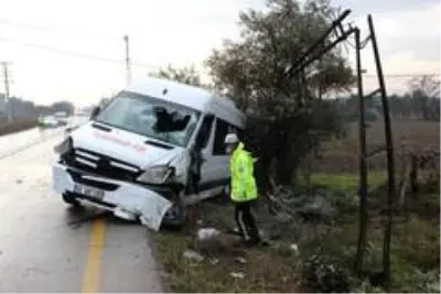 Servis minibüsü kayganlaşan yolda devrildi: 1 yaralı Servis minibüsü kayganlaşan yolda devrildi: 1 yaralı