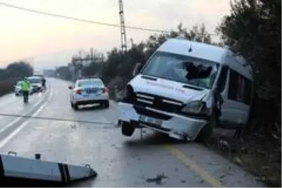 Servis minibüsü kayganlaşan yolda devrildi: 1 yaralı Servis minibüsü kayganlaşan yolda devrildi: 1 yaralı