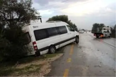 Servis minibüsü kayganlaşan yolda devrildi: 1 yaralı Servis minibüsü kayganlaşan yolda devrildi: 1 yaralı