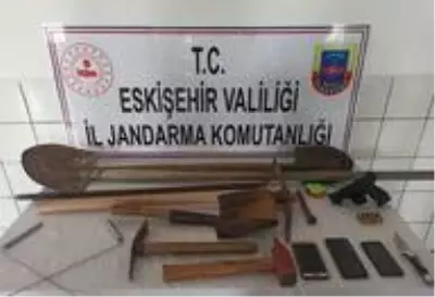 Sit alanında kaçak kazı yaparken yakalandılar Sit alanında kaçak kazı yaparken yakalandılar