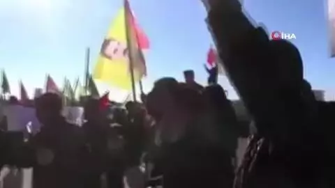 Son dakika haberi... - Suriye'de PKK/YPG yandaşları Ayn İsa'daki Rus üssünü taşladı Son dakika haberi... - Suriye'de PKK/YPG yandaşları Ayn İsa'daki Rus üssünü taşladı