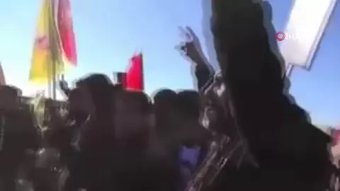 Son dakika haberi... - Suriye'de PKK/YPG yandaşları Ayn İsa'daki Rus üssünü taşladı Son dakika haberi... - Suriye'de PKK/YPG yandaşları Ayn İsa'daki Rus üssünü taşladı