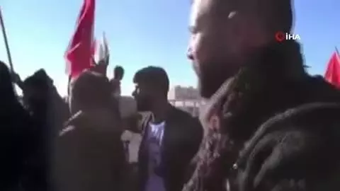 Son dakika haberi... - Suriye'de PKK/YPG yandaşları Ayn İsa'daki Rus üssünü taşladı Son dakika haberi... - Suriye'de PKK/YPG yandaşları Ayn İsa'daki Rus üssünü taşladı