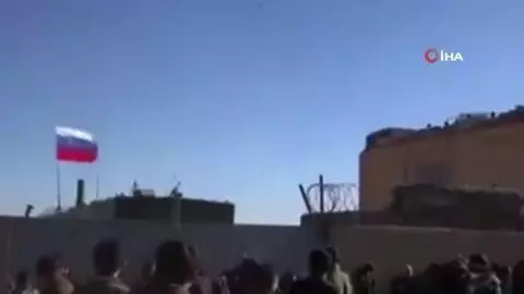 Son dakika haberi... - Suriye'de PKK/YPG yandaşları Ayn İsa'daki Rus üssünü taşladı Son dakika haberi... - Suriye'de PKK/YPG yandaşları Ayn İsa'daki Rus üssünü taşladı