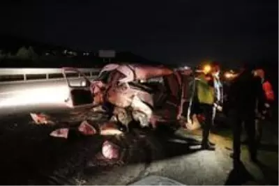 TEM'de otomobilin çarptığı hafif ticari araç sürücüsü öldü TEM'de otomobilin çarptığı hafif ticari araç sürücüsü öldü