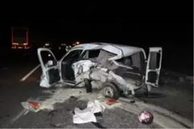 TEM'de otomobilin çarptığı hafif ticari araç sürücüsü öldü TEM'de otomobilin çarptığı hafif ticari araç sürücüsü öldü