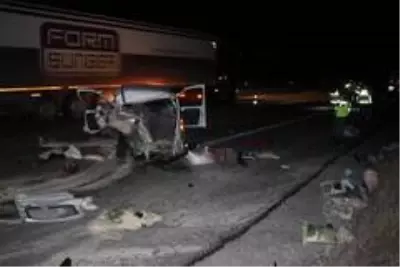 TEM'de otomobilin çarptığı hafif ticari araç sürücüsü öldü TEM'de otomobilin çarptığı hafif ticari araç sürücüsü öldü