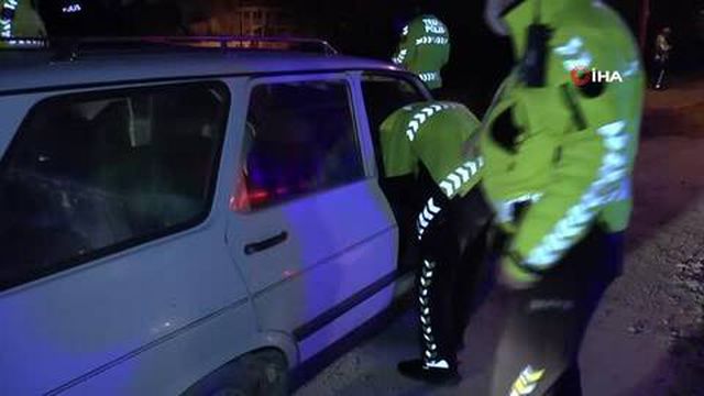 Ters şeritten giderken polisten kaçtı, yakalanınca ağlamaya başladı