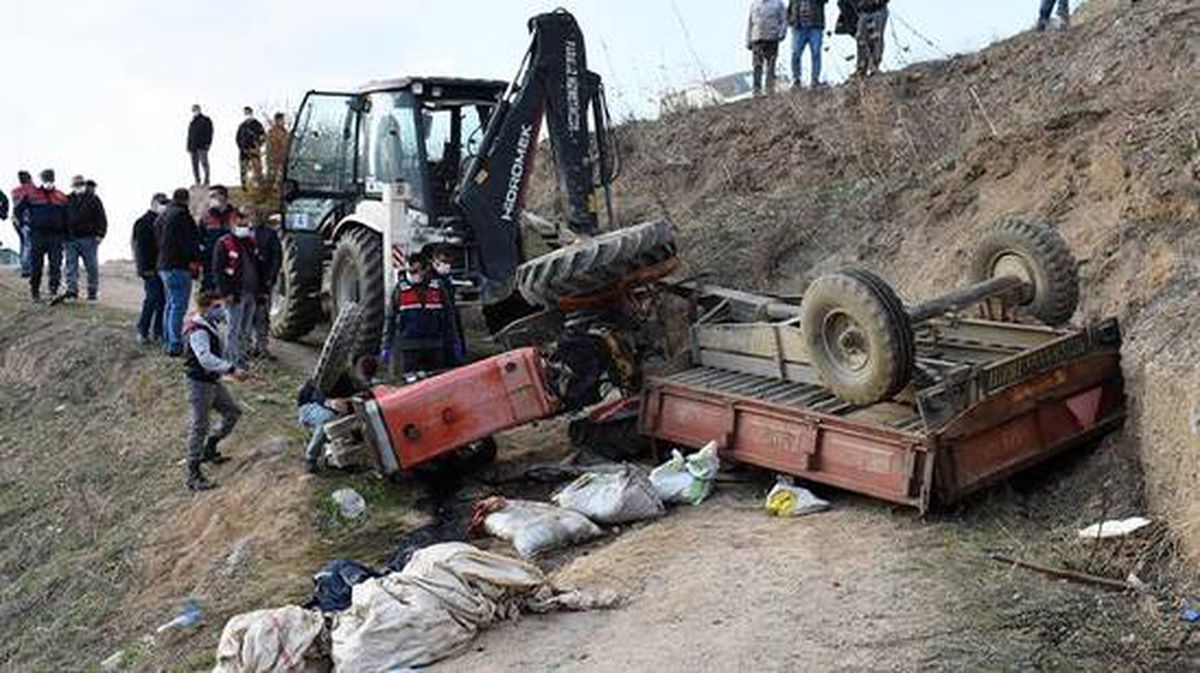 Traktörün takla atması sonucu 1 kişi öldü, 2 kişi yaralandı