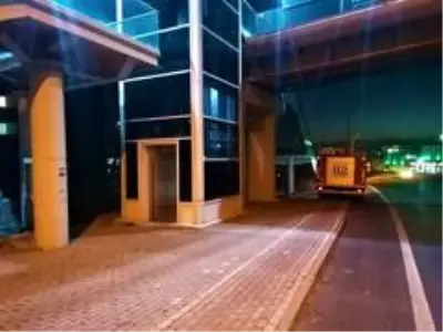 Son dakika! Üst geçidin asansöründe mahsur kalan 2 kardeşi itfaiye kurtardı Son dakika! Üst geçidin asansöründe mahsur kalan 2 kardeşi itfaiye kurtardı