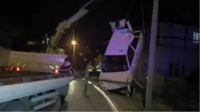 Virajı alamayan otomobil binanın bahçesine uçtu: 3 yaralı Virajı alamayan otomobil binanın bahçesine uçtu: 3 yaralı