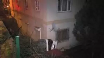 Virajı alamayan otomobil binanın bahçesine uçtu: 3 yaralı Virajı alamayan otomobil binanın bahçesine uçtu: 3 yaralı