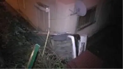 Virajı alamayan otomobil binanın bahçesine uçtu: 3 yaralı Virajı alamayan otomobil binanın bahçesine uçtu: 3 yaralı