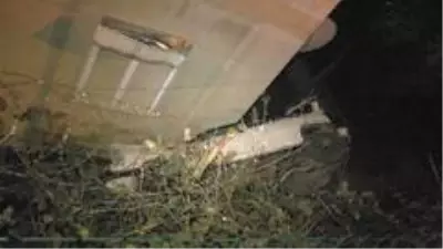 Virajı alamayan otomobil binanın bahçesine uçtu: 3 yaralı Virajı alamayan otomobil binanın bahçesine uçtu: 3 yaralı