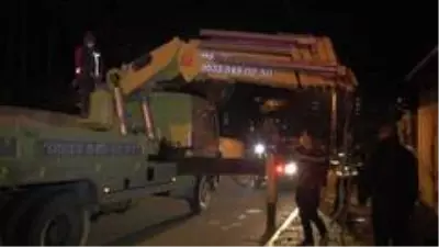 Virajı alamayan otomobil binanın bahçesine uçtu: 3 yaralı Virajı alamayan otomobil binanın bahçesine uçtu: 3 yaralı
