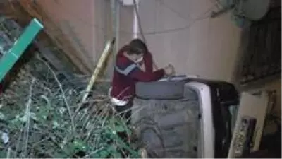 Virajı alamayan otomobil binanın bahçesine uçtu: 3 yaralı Virajı alamayan otomobil binanın bahçesine uçtu: 3 yaralı
