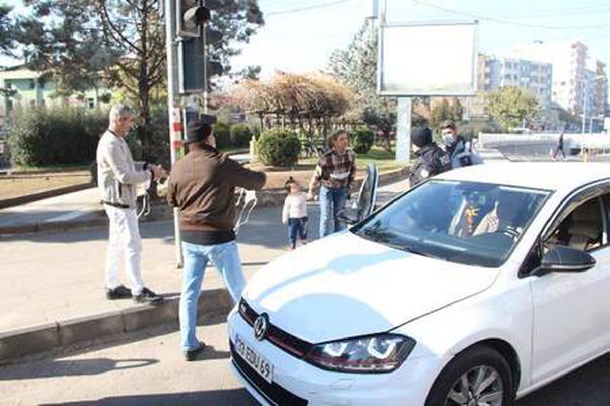 'Yeğenimi hastaneye götürüyorum' diyen sürücünün otomobilinden uyuşturucu çıktı