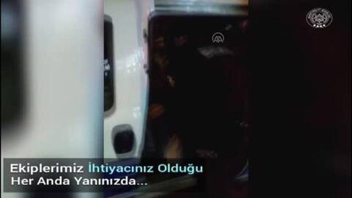 Yolda kalan yaşlı adamı polisler evine götürdü
