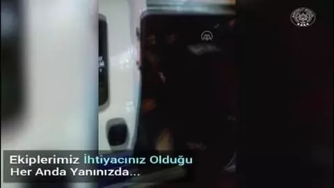 Yolda kalan yaşlı adamı polisler evine götürdü Yolda kalan yaşlı adamı polisler evine götürdü