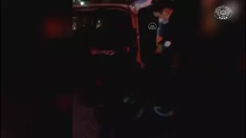 Yolda kalan yaşlı adamı polisler evine götürdü Yolda kalan yaşlı adamı polisler evine götürdü