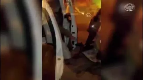 Yolda kalan yaşlı adamı polisler evine götürdü Yolda kalan yaşlı adamı polisler evine götürdü