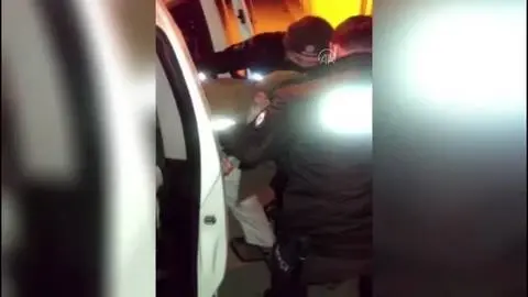 Yolda kalan yaşlı adamı polisler evine götürdü Yolda kalan yaşlı adamı polisler evine götürdü