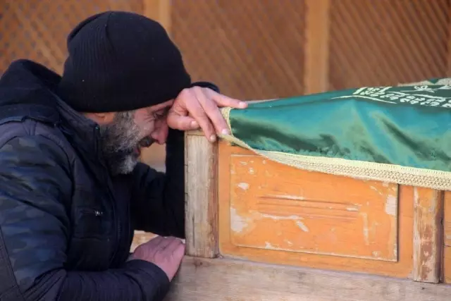 22 yıl sırtında gezdirdiği annesinin bu defa tabutunu sırtladı 22 yıl sırtında gezdirdiği annesinin bu defa tabutunu sırtladı