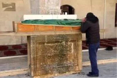 22 yıl sırtında gezdirdiği annesinin bu defa tabutunu sırtladı 22 yıl sırtında gezdirdiği annesinin bu defa tabutunu sırtladı