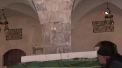 22 yıl sırtında gezdirdiği annesinin bu defa tabutunu sırtladı 22 yıl sırtında gezdirdiği annesinin bu defa tabutunu sırtladı