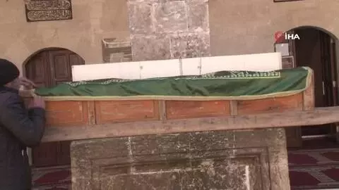 22 yıl sırtında gezdirdiği annesinin bu defa tabutunu sırtladı 22 yıl sırtında gezdirdiği annesinin bu defa tabutunu sırtladı