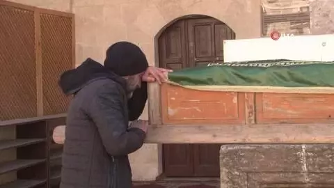 22 yıl sırtında gezdirdiği annesinin bu defa tabutunu sırtladı 22 yıl sırtında gezdirdiği annesinin bu defa tabutunu sırtladı
