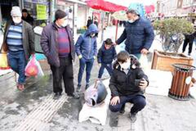 75 kilogramlık orkinos balığını 3 kişi zor kaldırdı