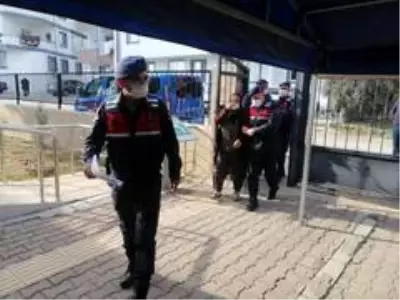 Adana'da jandarma 5 hırsızlık olayını gerçekleştiren şüphelileri yakaladı Adana'da jandarma 5 hırsızlık olayını gerçekleştiren şüphelileri yakaladı