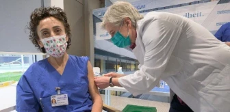 Almanya'da BioNTech koronavirüs aşısı olan ilk Türk Zeynep Hemşire oldu