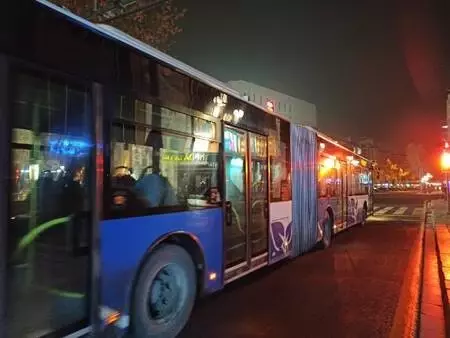 Ankara'da kısıtlamanın bitmesiyle sokaklar hareketlendi Ankara'da kısıtlamanın bitmesiyle sokaklar hareketlendi