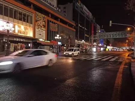 Ankara'da kısıtlamanın bitmesiyle sokaklar hareketlendi Ankara'da kısıtlamanın bitmesiyle sokaklar hareketlendi