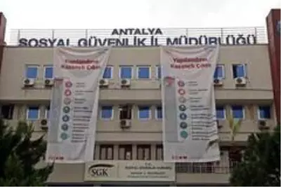 Antalya'da yağmur altında borç yapılandırma kuyruğu Antalya'da yağmur altında borç yapılandırma kuyruğu