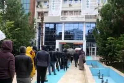 Antalya'da yağmur altında borç yapılandırma kuyruğu Antalya'da yağmur altında borç yapılandırma kuyruğu