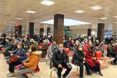 Antalya'da yağmur altında borç yapılandırma kuyruğu Antalya'da yağmur altında borç yapılandırma kuyruğu