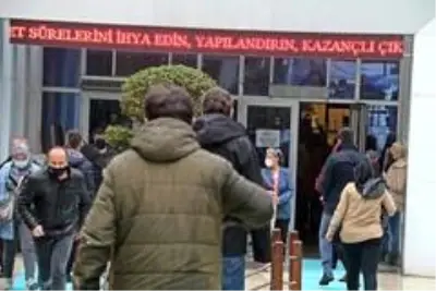 Antalya'da yağmur altında borç yapılandırma kuyruğu Antalya'da yağmur altında borç yapılandırma kuyruğu