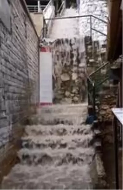 Antalya'da sağanak hayatı olumsuz etkiledi