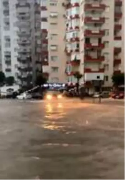 Antalya'da sağanak hayatı olumsuz etkiledi