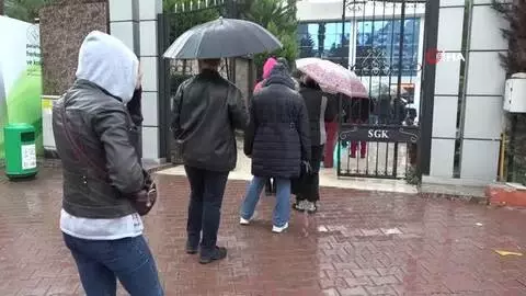 Antalya'da yağmur altında borç yapılandırma kuyruğu Antalya'da yağmur altında borç yapılandırma kuyruğu