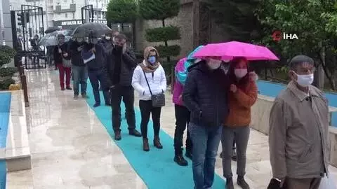 Antalya'da yağmur altında borç yapılandırma kuyruğu Antalya'da yağmur altında borç yapılandırma kuyruğu