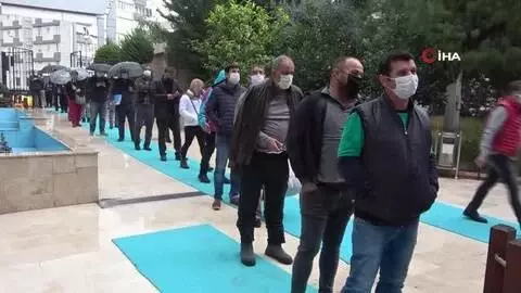Antalya'da yağmur altında borç yapılandırma kuyruğu Antalya'da yağmur altında borç yapılandırma kuyruğu